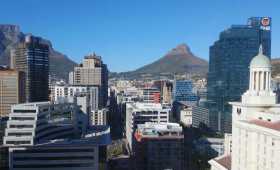 La ville du Cap vue de ma fenêtre du Westin avec en fond à gauche "the table mountain" et à droite "the lion's head"