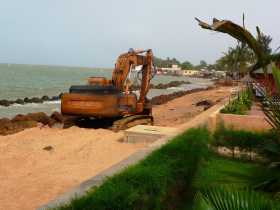 Le sable disparaît. Combat inégal contre la mer à Saly au Sénégal pour tenter de retenir la plage Plages Le sable disparaît. Combat inégal contre la mer à Saly au Sénégal pour tenter de retenir la plage