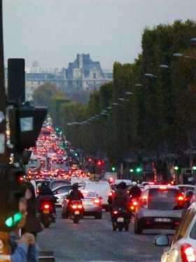 France Paris Les Champs-Elysées surchargés de voitures