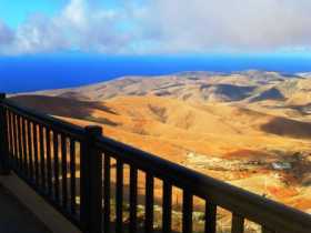  Mirador Morro Velosa, île de Fuerteventura, Canaries (Espagne) l'ocre lumineux se détache sur le bleu de la mer