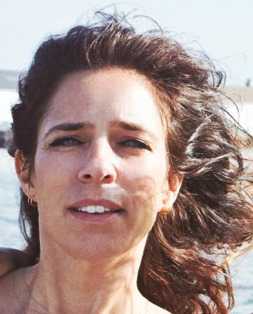 Eva Sakellarides, photographe, sur le east river ferry à NYC Eva Sakellarides, photographe, ici sur le east river ferry à NYC