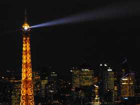 Paris Tours La Tour Eiffel vue de la Tour Montparnasse sur fond des tours de La Défense 