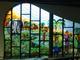 Un des vitraux colorés de la cathédrale Saint-Paul d'Abidjan (Côte d'Ivoire)