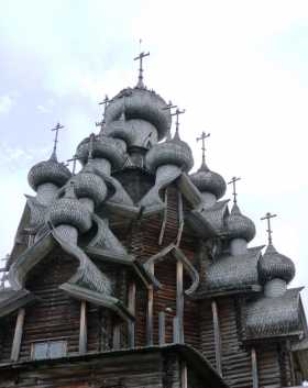 Un enchevêtrement de bulbes s'élevant vers le ciel (Kidji, Lac Onega, Russie)