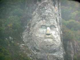 Dans les "portes de fer" sur le Danube, côté roumain le géant Decebal émergeant de la brume surveille l'entrée de la Serbie 