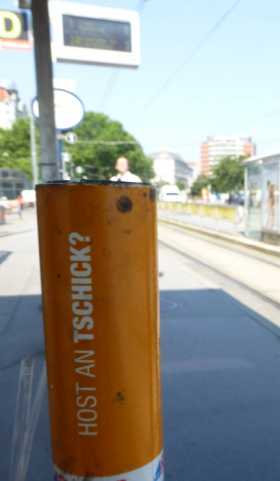 Poubelle géante à mégots de cigarettes à Vienne en Autriche Poubelle géante à mégots de cigarettes à Vienne en Autriche tabac fumeurs pollution incivilités