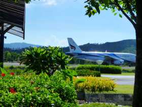 aéroports biodiversité Des fleurs, des plans d'eaux, des arbres, une végétation tropicale entre les pistes de l'aéroport de Koh Samui en Thaïlande 