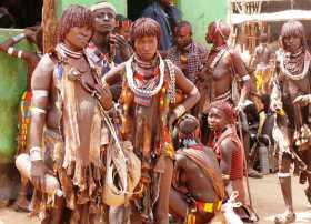 Groupe de femmes Hamer parées de leurs bijoux de perles et coquillages au marché de Turmi  (Ethiopie)