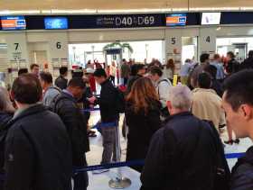 La queue d'attente avant le contrôle des bagages à main à Roissy Aéroport Aviation civile transport aérien gestion des flux sécurité sûreté danger La queue d'attente avant le contrôle des bagages à main à Roissy
