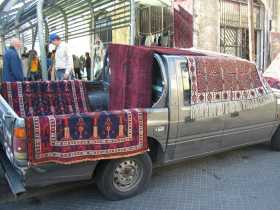 Marchand de tapis sur le marché de Tel Aviv