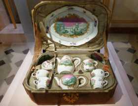 Nécessaire à thé et café du XVIIIème. Quel voyageur s'encombrerait d'un tel service aujourd'hui ? Nécessaire à thé et café du XVIIIème. Quel voyageur s'encombrerait d'un tel service aujourd'hui ?