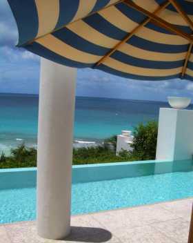 Caraïbes Antilles Leeward Island Anguilla Bleu de la mer, bleu du ciel, bleu de la piscine, bleu du parasol 