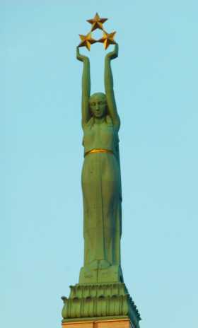 Milda, la statue de la liberté de l'est de l'Europe à Riga en Lettonie 