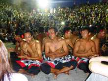 Uluwatu Indonésie Bali danse théâtre hindouisme spéctacle kecak falaises temple Le cercle des hommes psalmodiant le kecak dans l'amphithéâtre d'Uluwatu au couchant