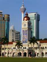 Asie du Sud-Est Malaisie Kuala Lumpur La tour du Sultan Abdul Samad building sur Merdeka Square semble minuscule entre les gratte-ciels