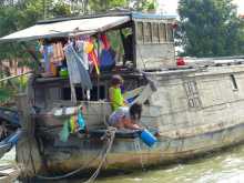 Vietnam delta Mékong fleuve eaux bateaux VenSông Lodge guesthouse population densité Beaucoup d'habitants du delta vivent sur leurs bateaux 