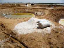 Sénégal Sine-Saloum Puits de sel La terre désséchée est percée comme une passoire. De chaque trou on remonte du sel inlassablement.