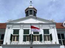 Asie Indonésie Java Jakarta Batavia palais stadhuis gouverneur Le nom de "gouverneurskantoor" est toujours visible sur le pignon central de l'ancien Stadhuis de l'ex Batavia à Java (Indonésie)