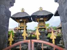 Indonésie Bali village traditionnel de Penglipuran Toits de chaume sur une temple domestique au centre du village