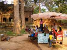 Asie du sud est Cambodge Angkor Khmer Siem Reap Des petits commerces et une vie de famille s'installent entre les ruines