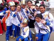 Indonésie Java Bandung enfants fête Des enfants comme dans tout le monde ? Oui, avec sans doute une gaité fabuleuse