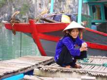 Vietnam Baie d'Halong Grand-mère près d'un bateau de pêcheur
