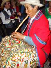Amérique Latine Equateur Joueur de bombo (percussion) et quena (flûte) à Cuenca