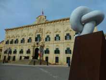 Malte forteresse Méditerranée Ordre de Saint Jean ordre de Malte  L'auberge de Castille, aujourd'hui siège des services du premier ministre, avec en prelmier plan un monument commémorant la conférence européenne sur les migrations qui s'est tenue ici en 2015
