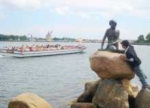 Danemark Copenhague La petite sirène cernée et harcelée par des touristes impudiques et voyeurs