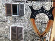 Savoie Tarentaise Albertville Conflans enseignes Le bourrelier qui fabrique les colliers de chevaux, un métier rare aujourd'hui