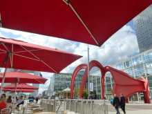 Paris La Défense Le rouge tomate de Calder et cramoisi des parasols style plage