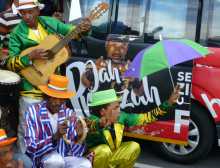 Afrique Afrique du sud Le Cap Cape Town musique orchestre de rue minstrels couleurs fête Un orchestre de "minstrels" sur le quai du port de Hout Bay près du Cap en Afrique du Sud, devant un "combi" ou bus collectif populaire du pays