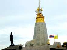 Asie du sud est Thaïlande Phuket phare lighthouse mer sea couchant sunset éléphants Le phare de Promthep de la pointe sud de l'île de Phuket en Thaïlande et, à gauche la statue de l’amiral Abhakara Kiartiwonges