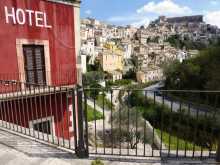 Méditerranée Italie Sicile ville baroque Raguse Je découvre Ragusa Ibla en remontant du parking du fond de la vallée