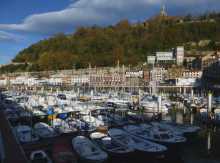 Donostia Espagne pays basque espagnol Euskadi Guipuzcoa Cantabrique San Sebastian Concha plage Igeldo mont Urgull Christ baie port Le mont Urgull et le petit port qu'il domine 