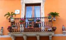 Méditerranée Italie Sicile Taormine Caltagirone céramiques art pots carreaux de faïence têtes de maures Beaucoup de balcons de Taormine sont chargés d'objets en céramique