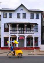 Suriname Paramaribo Une maison typique toute en bois avec boutique, colonnade et balcon