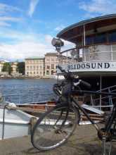 Scandinavie Suède Une photo qui résume Stockholm  en réunissant vélo, bateau et culture (le musée national en arrière plan)