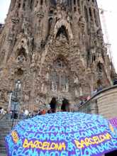 Espagne Catalogne Barcelone art nouveau Gaudi architecture Devant la Sagrada Familia sous la pluie