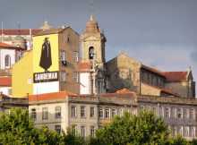 Europe Portugal Porto Douro Des monuments habillés de publicités