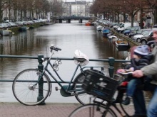 reflets argentés sur les canaux et passage furtif des vélos à Amsterdam en Hollande
