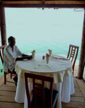 Afrique Sénégal Anne-Catherine Beye en contrejour sur le ponton de la Source aux lamantins au bord du Saloum éblouissant de la luminosité de midi