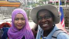 Avec la conductrice du bateau mouche dans la ville de Malacca en Malaisie