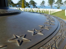 socle de la hampe du drapeau américain dans le cimetière de Colleville (Normandie), au-dessus de la plage de Homaha