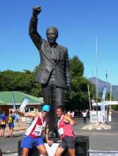 Afrique du Sud La statue Mandela à l'entrée ou plutôt à la sortie de la prison de Drakenstein