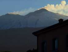 Au moment de m'endormir au couchant, je surveille du coin de l'oeil le cône fumant au-dessus de l'hôtel Il Piccioli Etna resort où je vais dormir