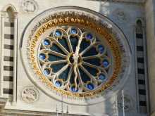 Plaine Saint Denis  L'horloge restaurée de la basilique Saint Denis sortant de l'ombre entre les représentations des quatre évangélistes, on voit les restes d'échafaudages