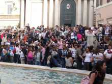 La foule défile en permanence pour prendre une photo et jeter une pièce dans la Fontaine de Trevi à Rome (Italie)