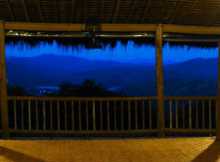 Thaïlande Chiang Rai Triangle d'Or  Lanjia Lodge, la terrasse à la tombée de la nuit