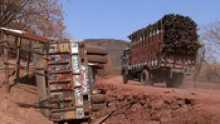 Télévision "Les routes de l'impossible" un camion renversé sur une route de l'Inde